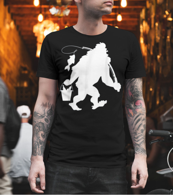 BIGFOOT FISHING BIG FOOT SASQUAT CATCHING FISH T-Shirt BIGFOOT FISHING BIG FOOT SASQUAT CATCHING FISH T-Shirt