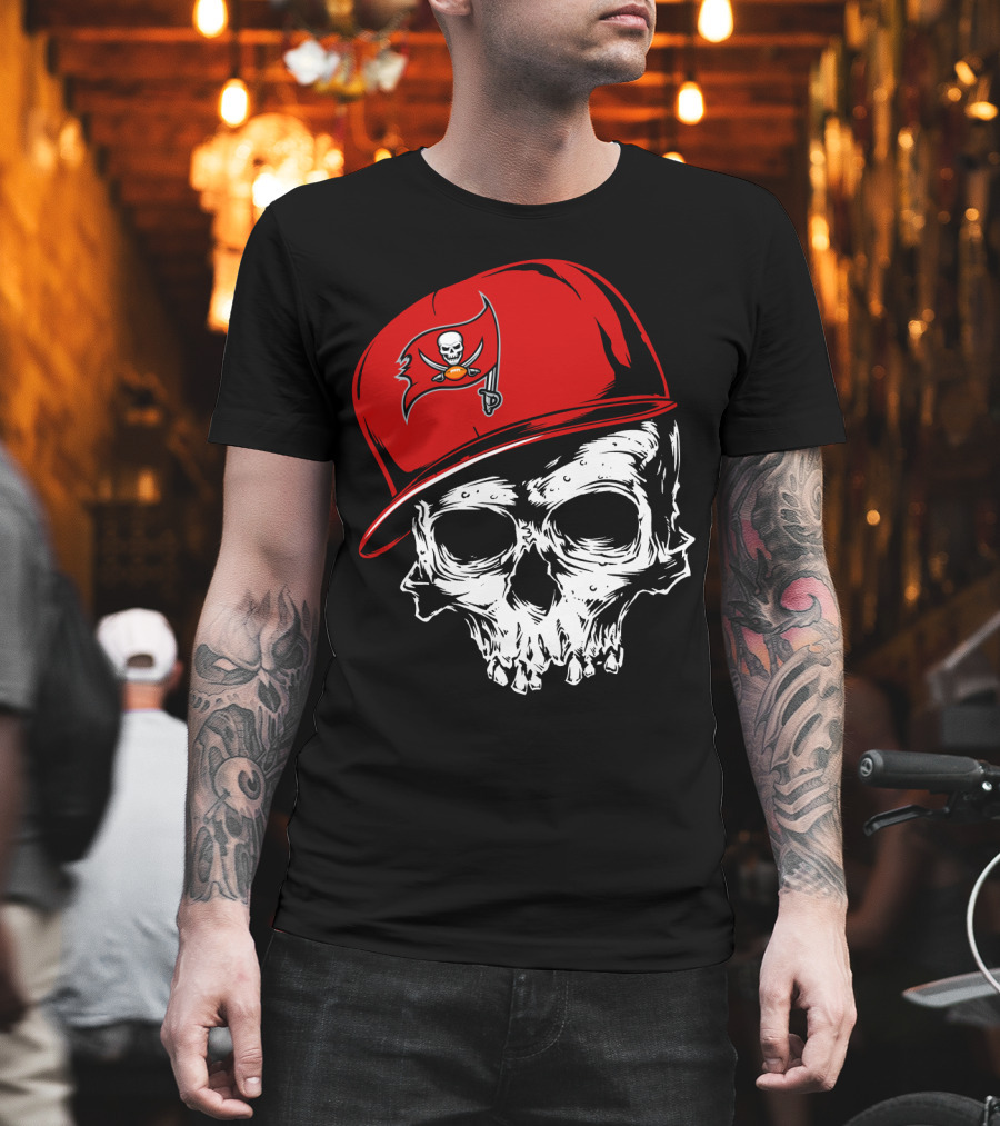 Tampa Bay Buccaneers Skull With Red Cap And Pirate Flag T-Shirt
