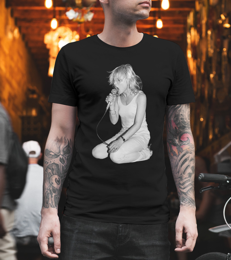 Blondie Lead Singer Onstage Kneeling Performance T-Shirt