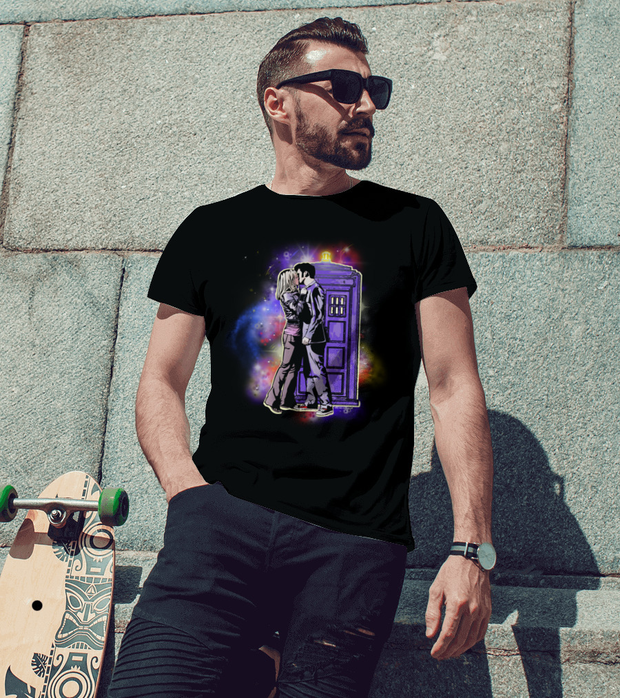 Doctor With One Heart Kiss Scene TARDIS Background T-Shirt