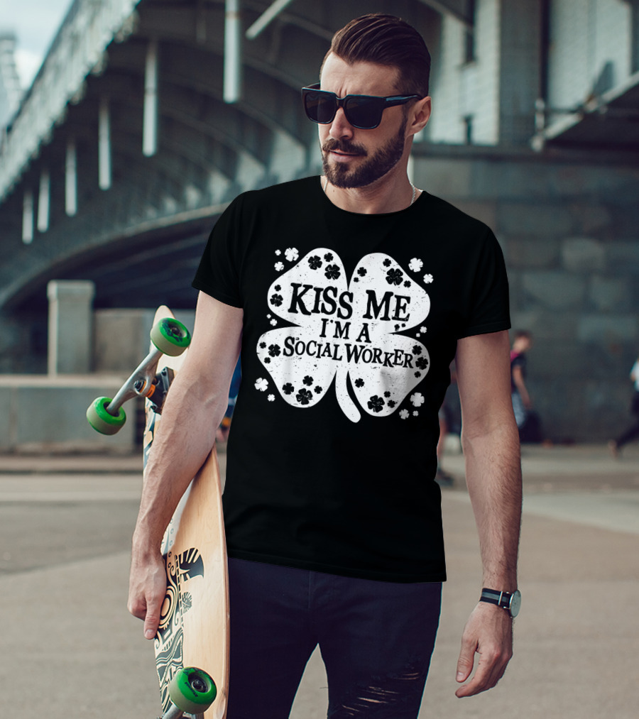 Kiss Me I'm A Social Worker Shamrock St Patrick's Day T-Shirt