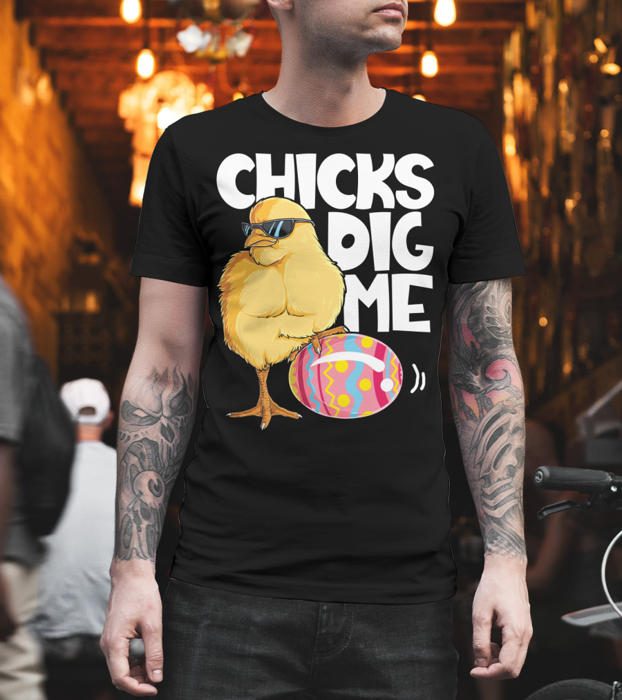 Chicks Dig Me Easter Bunny Ears Egg Men17 Sunglasses Cool Chick Egg T-Shirt