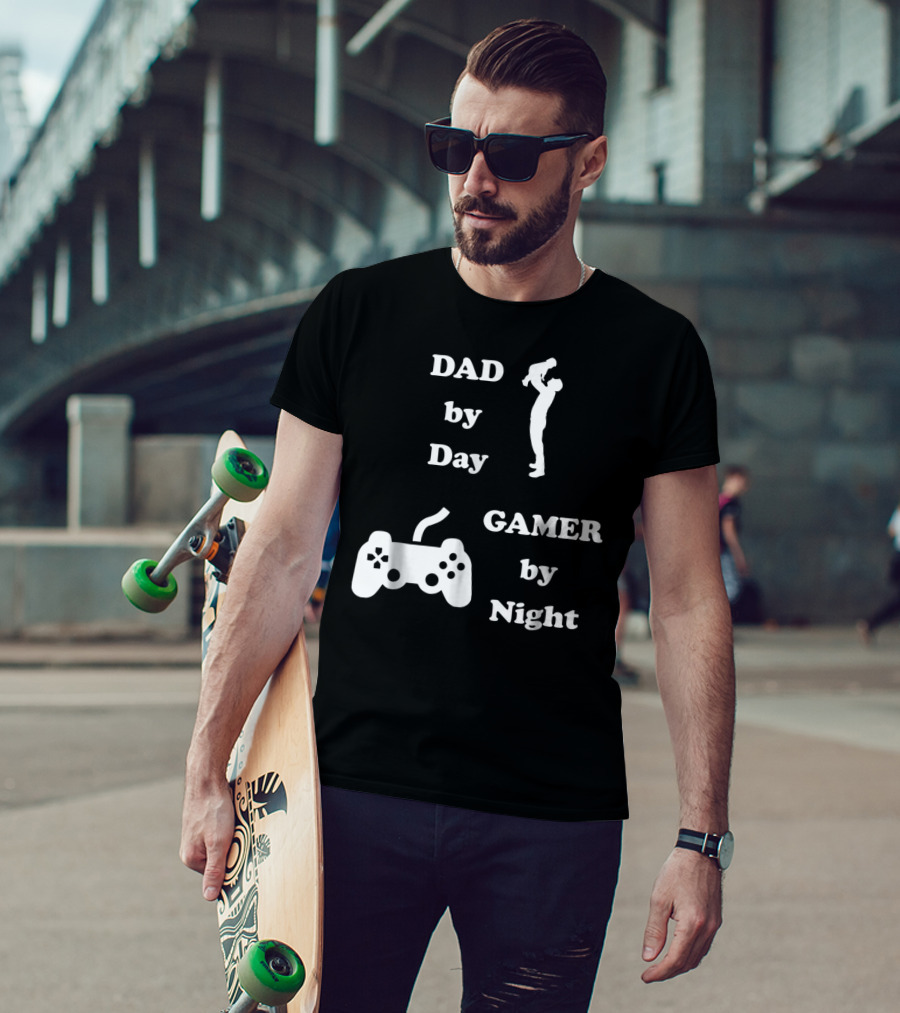 DAD By Day GAMER By Night Gamer Dad Controller T-Shirt