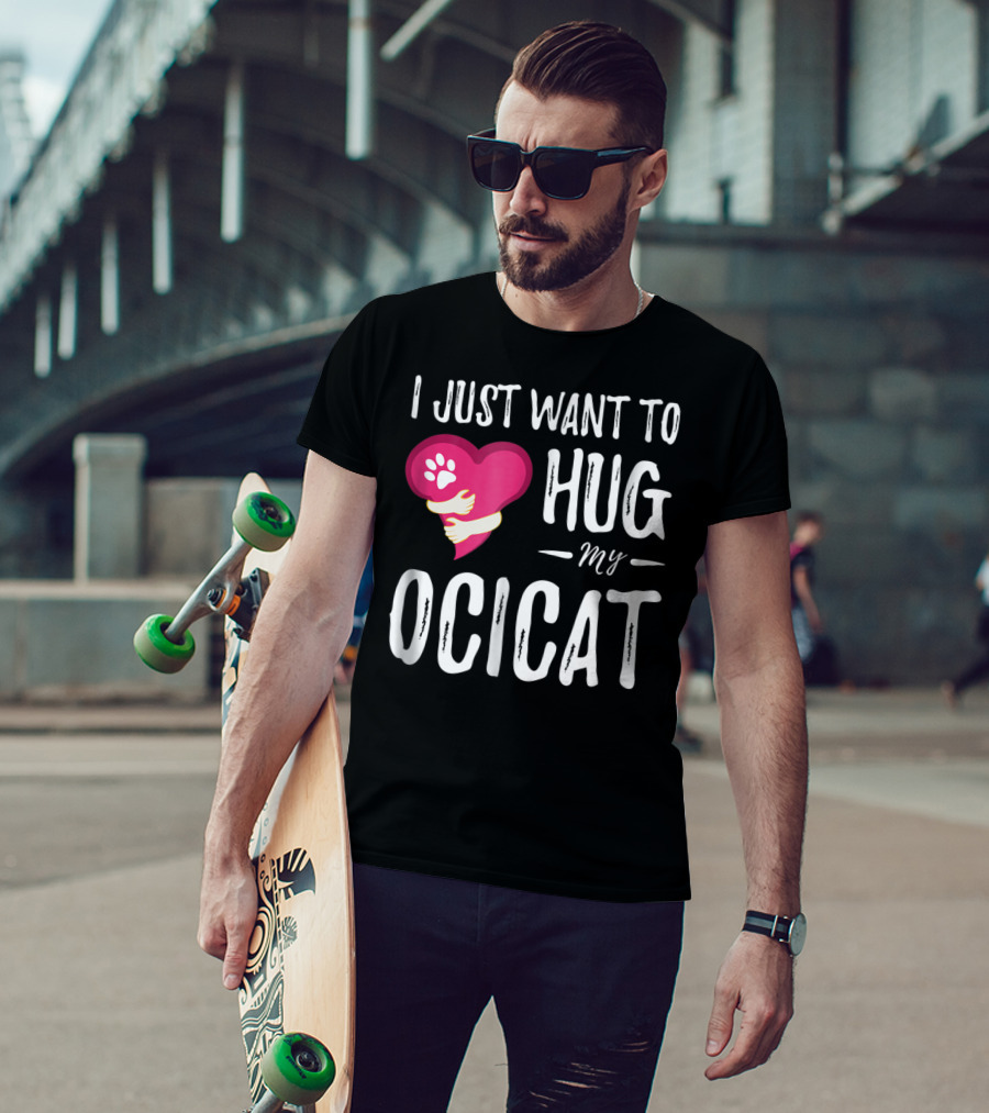 I Just Want To Hug My Ocicat Cat Lover Mom Hugging Idea92 T-Shirt