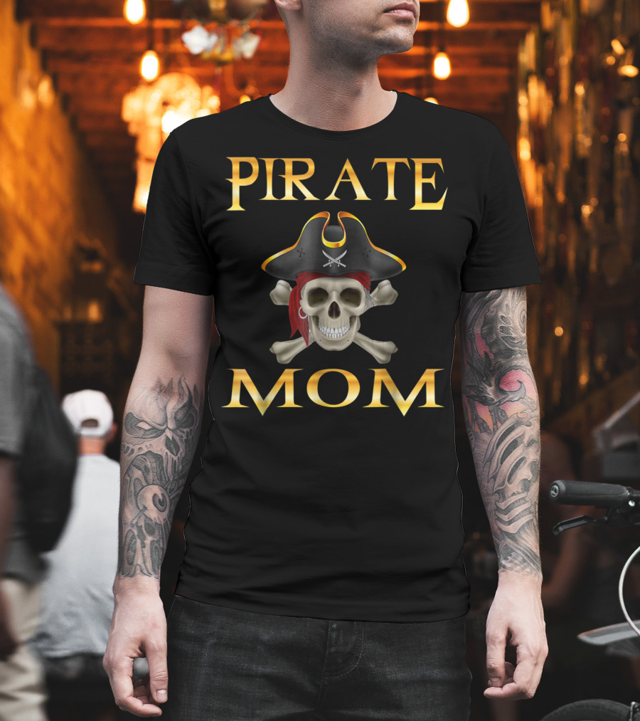 PIRATE MOM Jolly Roger Skull with Pirate Hat and Crossbones T-Shirt