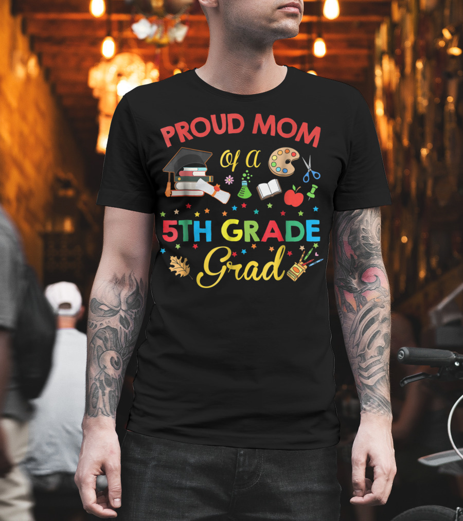 Proud Mom of a 5th Grade Grad with Graduation Cap Books Art Supplies Science Beaker Apple Stars T-Shirt