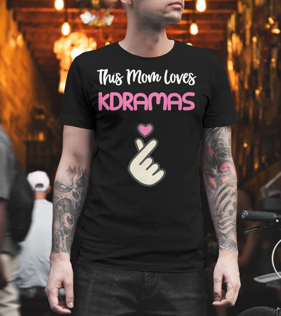 This KPop Mom Loves Kdramas With Heart Hand Gesture T-Shirt
