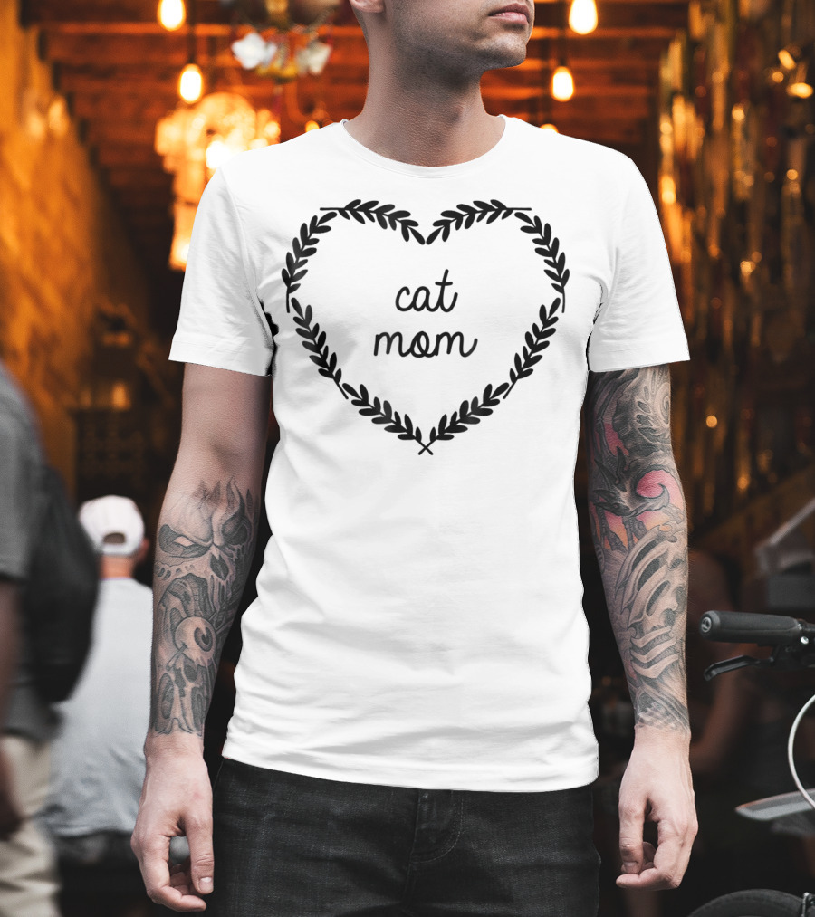 Cat Mom Love Heart Wreath T-Shirt