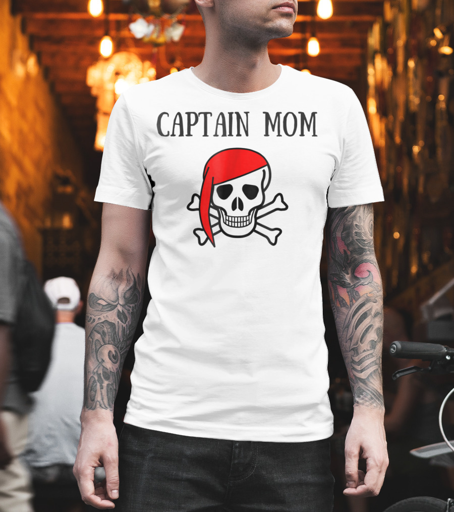 Captain Mom Pirate Skull Red Bandana Halloween Women T-Shirt