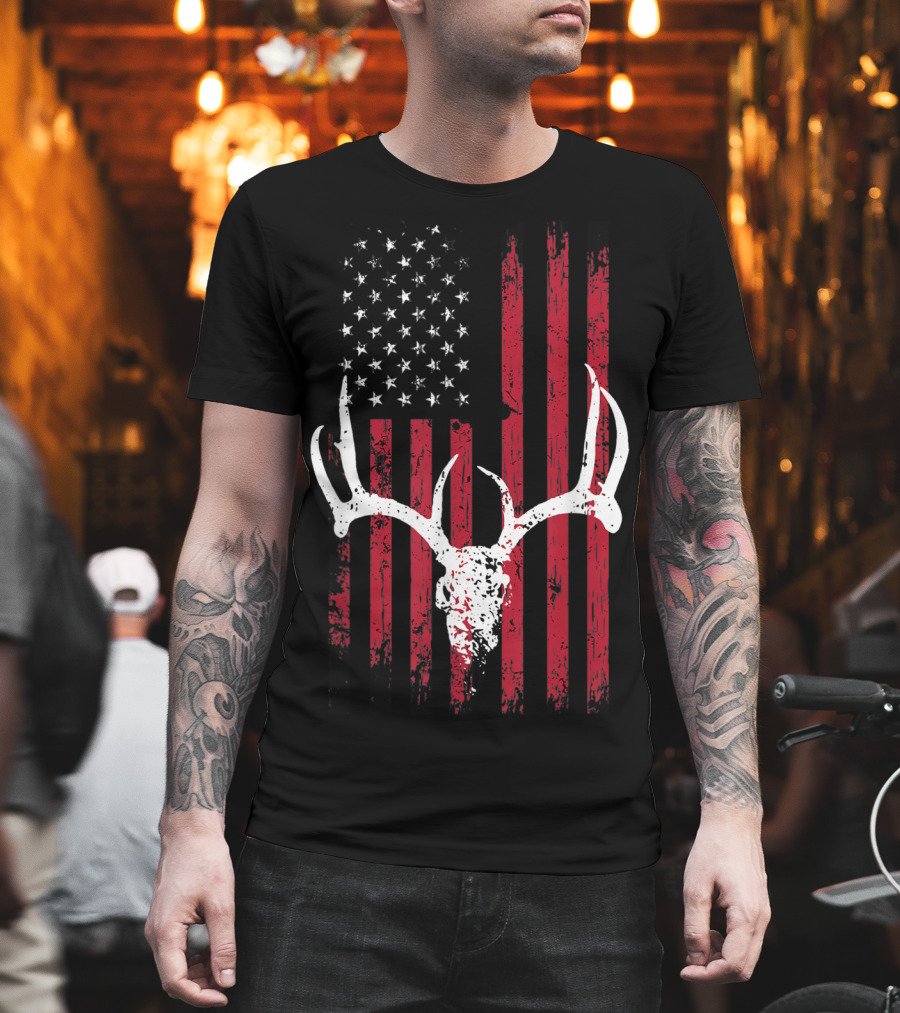 Vintage Deer USA Flag Animals Lover Antlers Rustic Patriotic T-Shirt