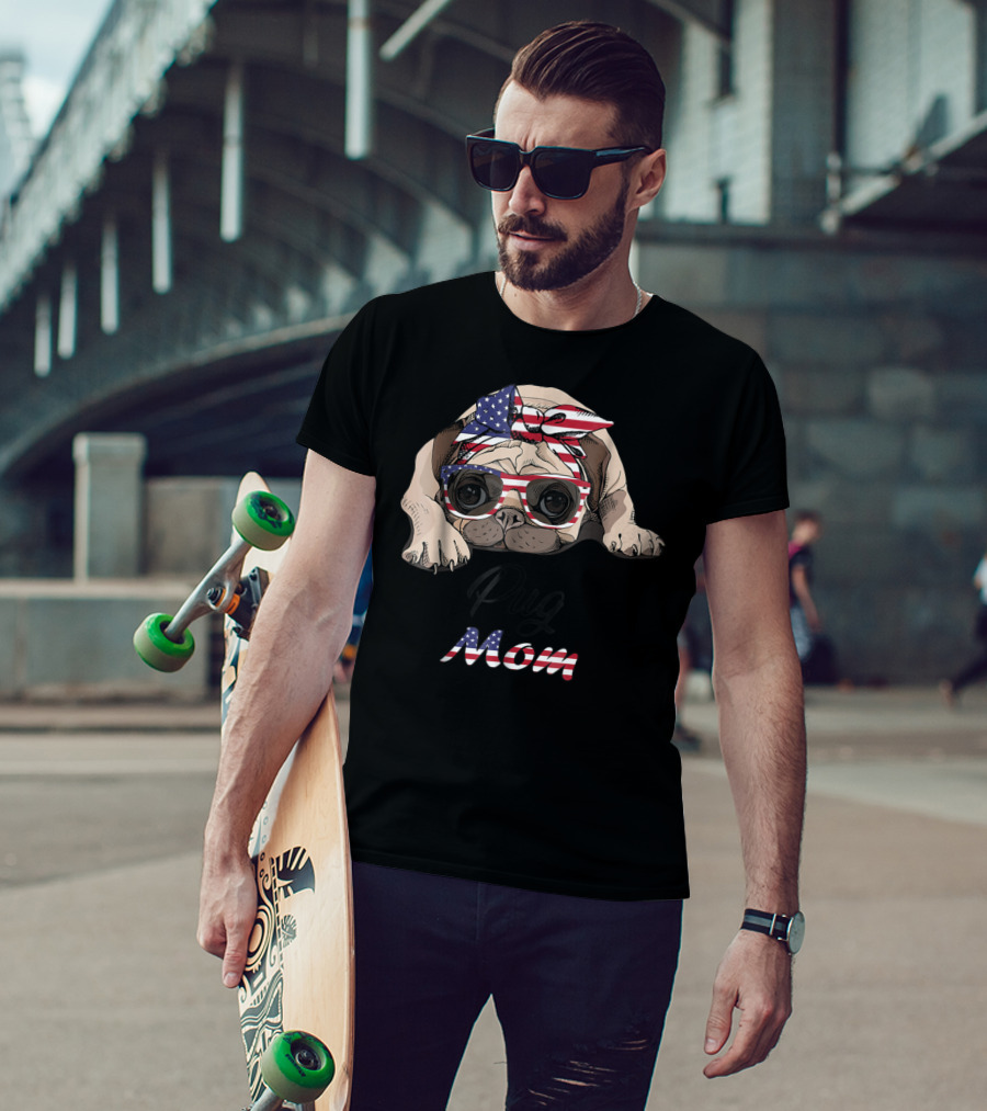 Pug Mom American Flag Bandana And Glasses T-Shirt