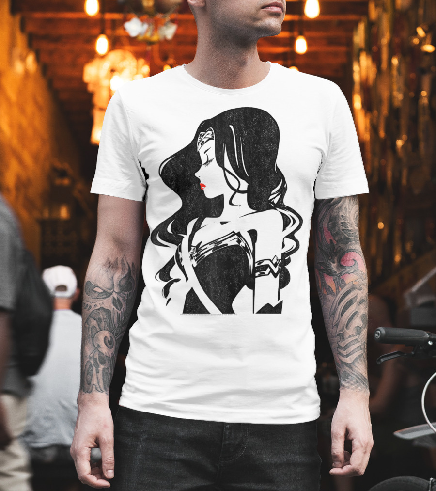 Justice League Wonder Woman Profile Silhouette With Red Lips T-Shirt