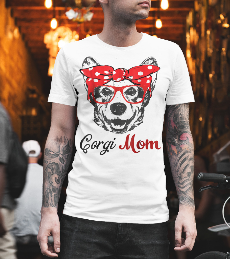 Corgi Mom Funny Hanging With Corgi T-Shirt