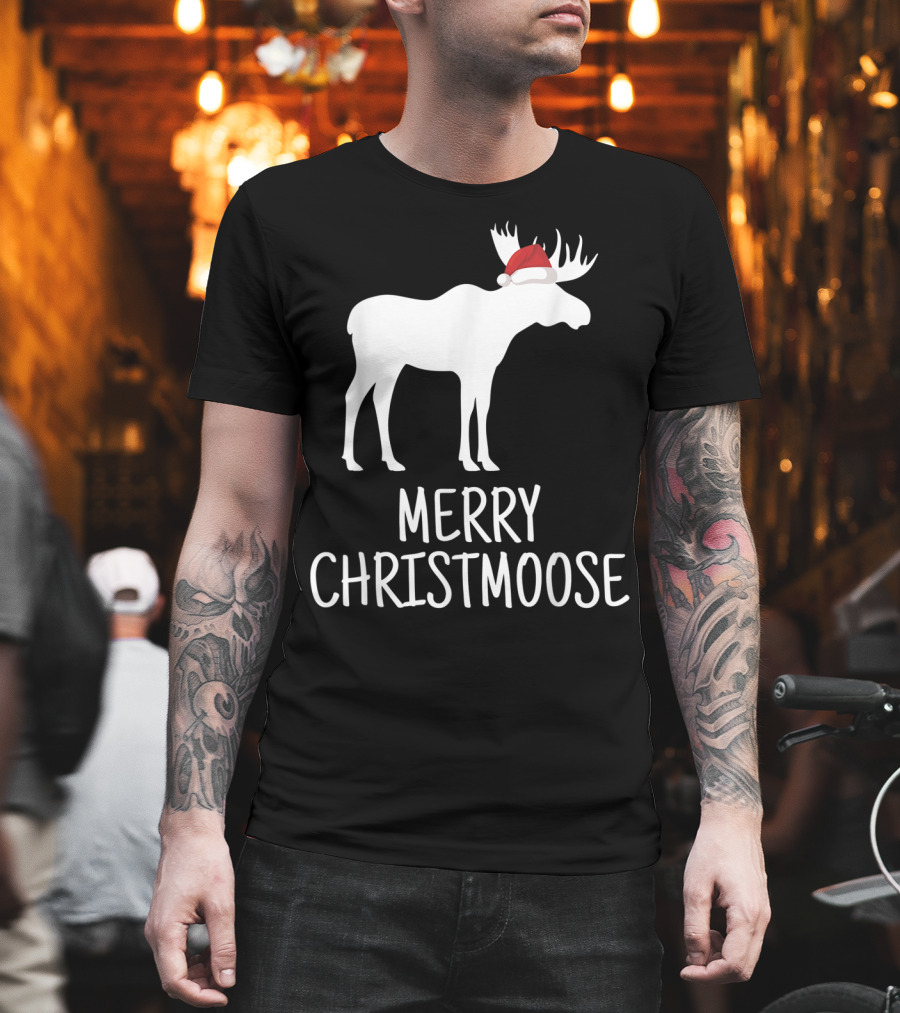 Merry Christmoose Funny Pun Animal Holiday Moose with Santa Hat T-Shirt