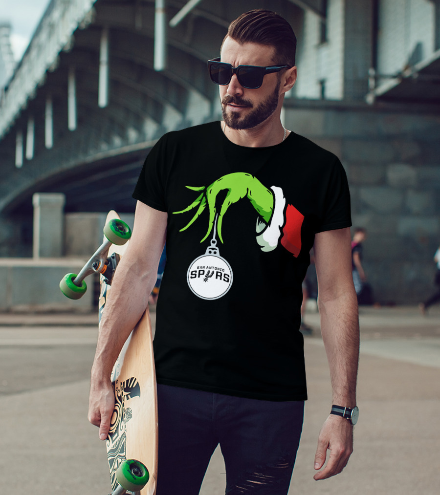 The Grinch Holding San Antonio Spurs T-Shirt