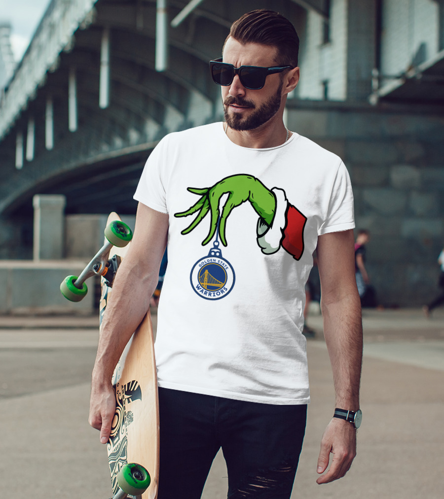 The Grinch Hand Holding Golden State Warriors T-Shirt
