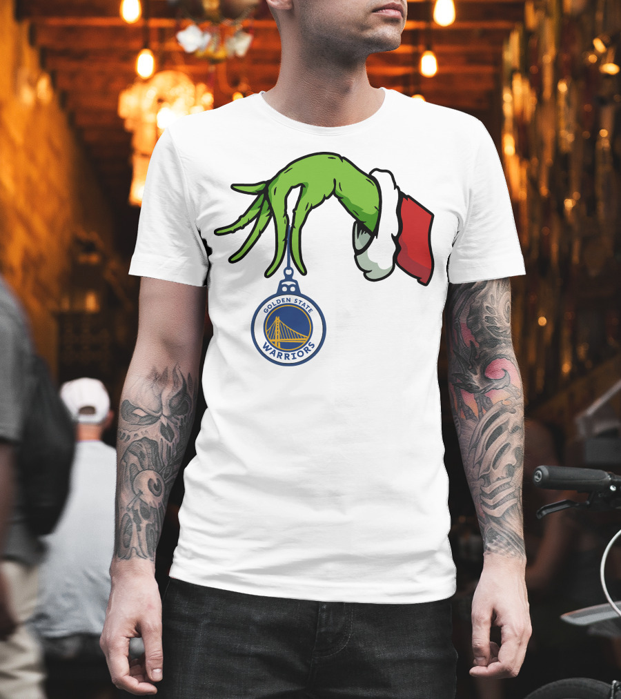 The Grinch Hand Holding Golden State Warriors T-Shirt