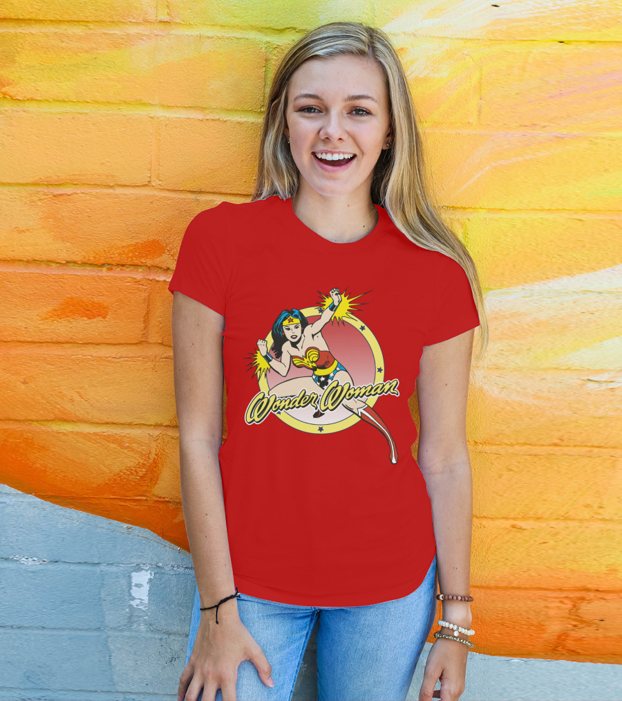 Wonder Woman Dynamic Heroic Pose Comic T-Shirt