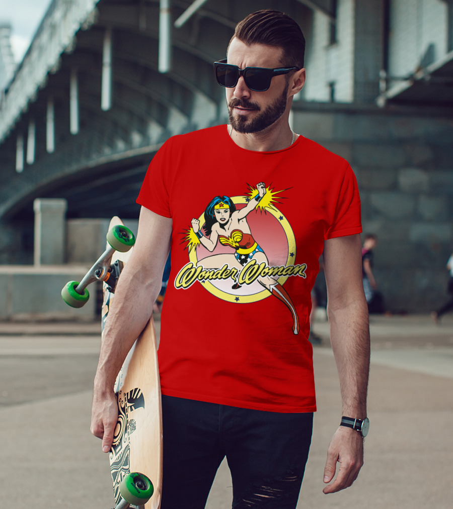 Wonder Woman Dynamic Heroic Pose Comic T-Shirt