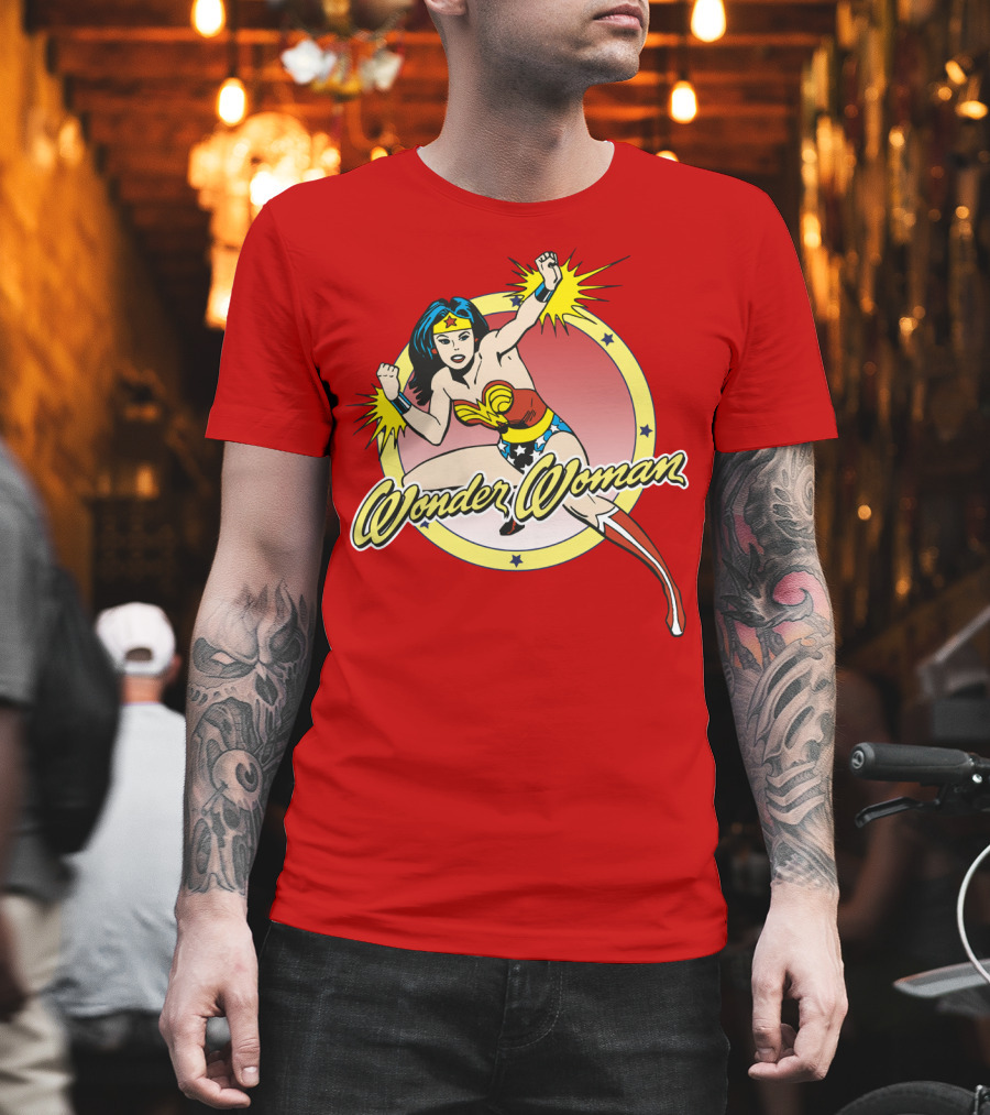 Wonder Woman Dynamic Heroic Pose Comic T-Shirt