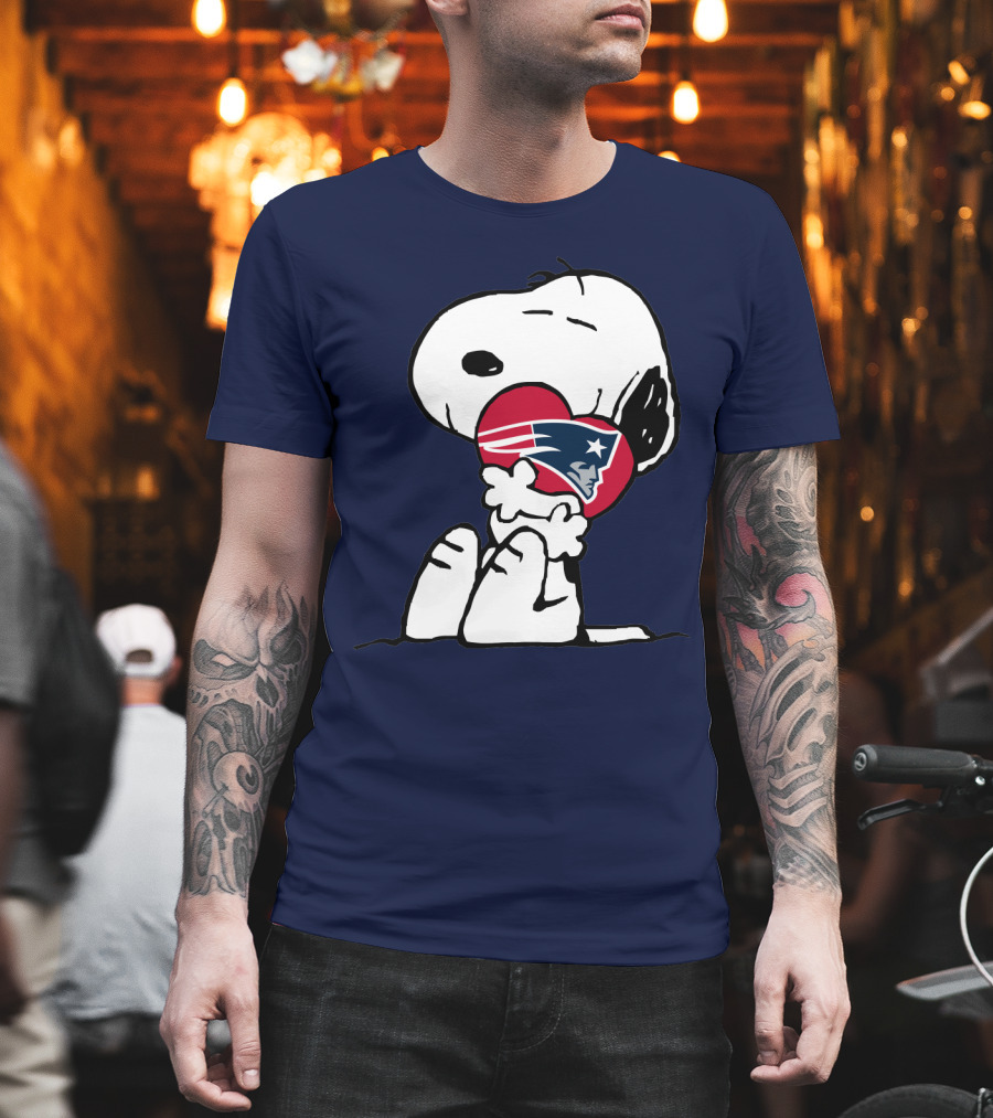 Snoopy Hugging New England Patriots Heart With Team T-Shirt