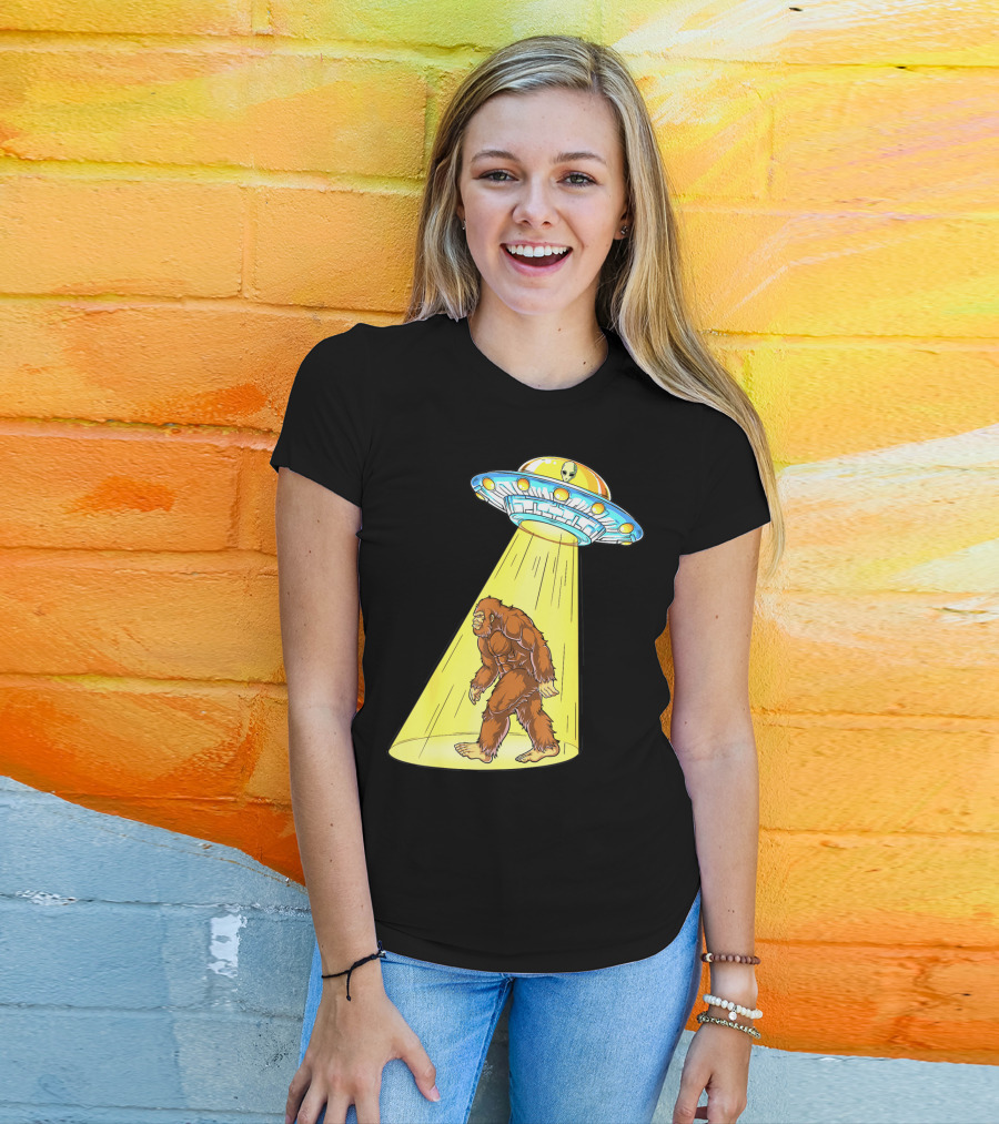 Bigfoot Sasquatch UFO Abduction Alien Flying Saucer T-Shirt