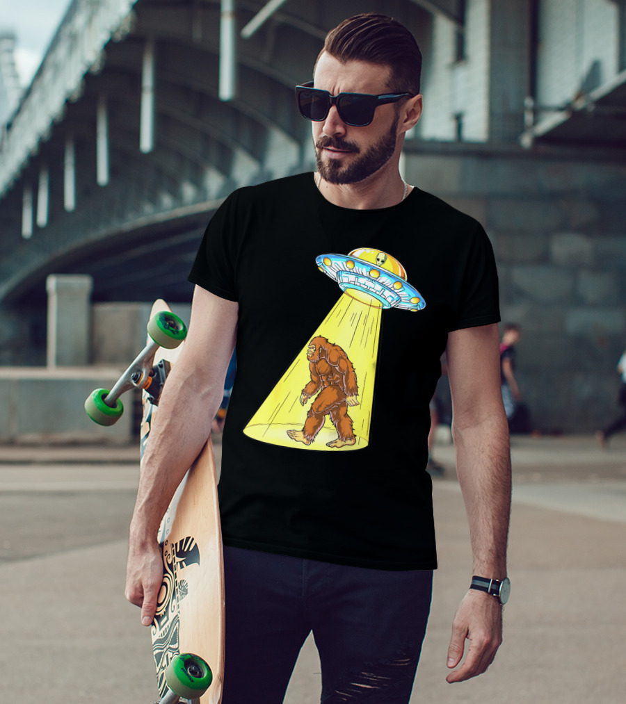 Bigfoot Sasquatch UFO Abduction Alien Flying Saucer T-Shirt