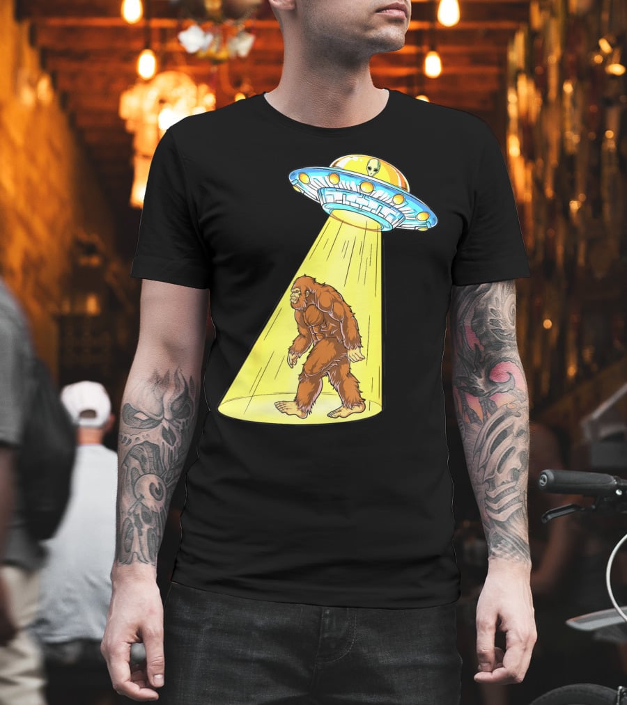 Bigfoot Sasquatch UFO Abduction Alien Flying Saucer T-Shirt