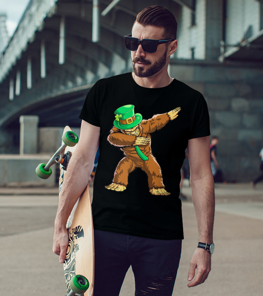 Dabbing Bigfoot St Patricks Day Leprechaun Hat T-Shirt