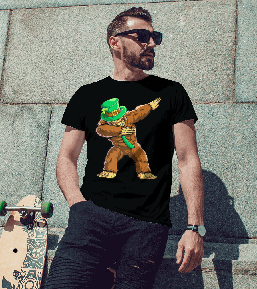Dabbing Bigfoot St Patricks Day Leprechaun Hat T-Shirt