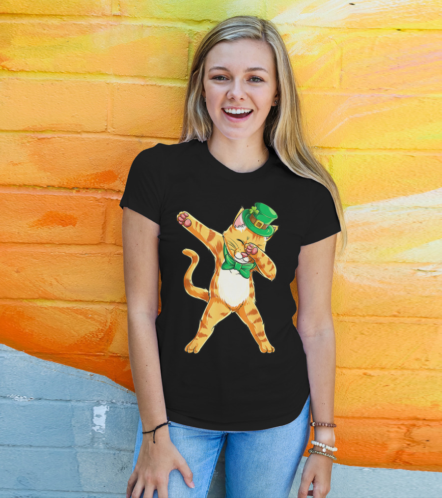 Dabbing Cat St Patricks Day Green Bow Tie Leprechaun Hat T-Shirt