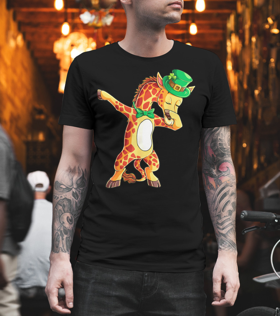 Dabbing Giraffe St Patricks Day Leprechaun Hat Green Bowtie T-Shirt