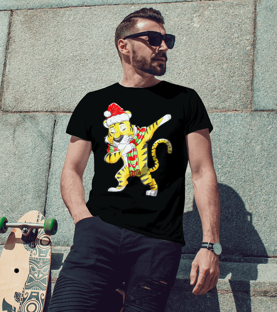 Dabbing Tiger Santa In Santa Hat And Festive Scarf T-Shirt