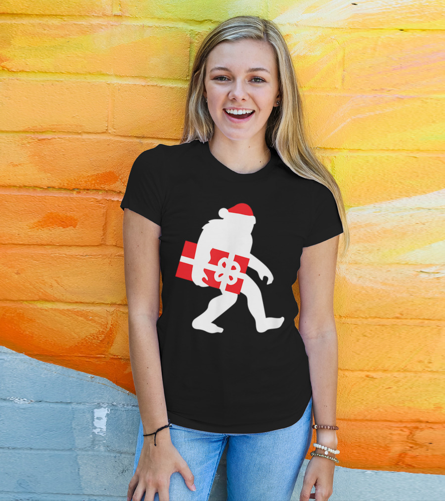 Nice Bigfoot Carrying Christmas Gift In Santa Hat T-Shirt
