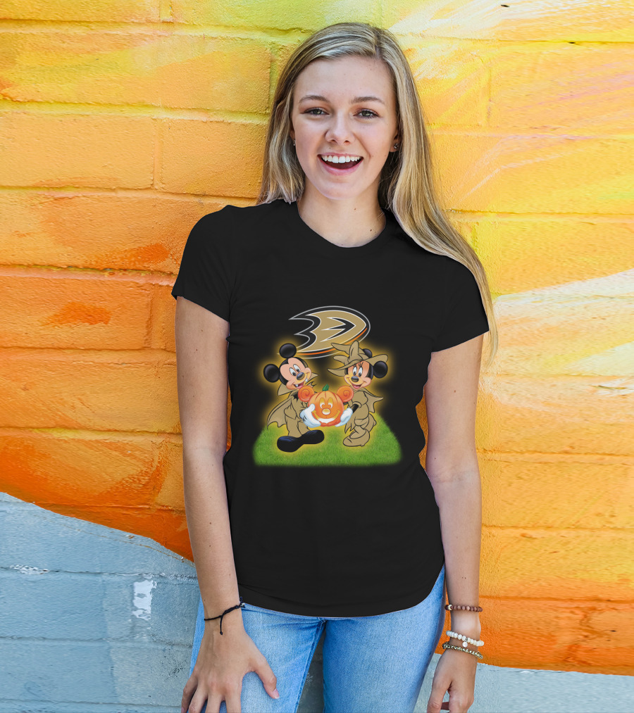 Anaheim Ducks Halloween With Mickey And Minnie Holding Pumpkin T-Shirt