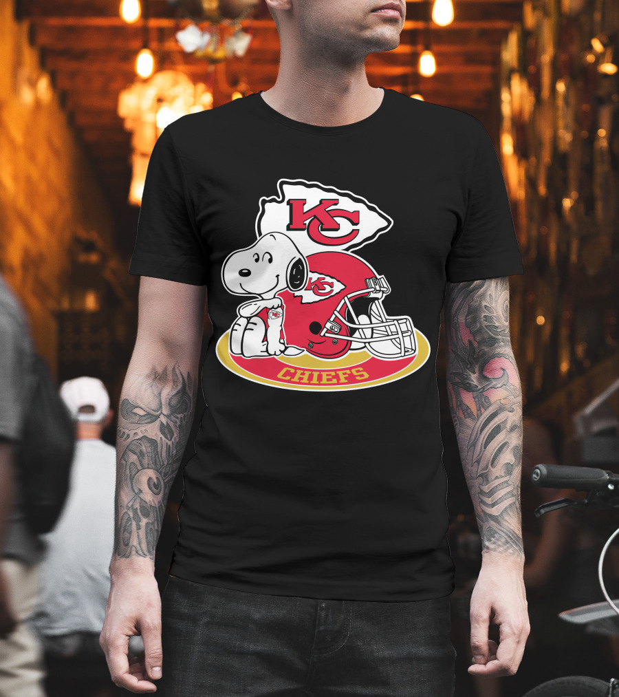 Kansas City Chiefs Snoopy Kc Arrowhead Helmet T-Shirt