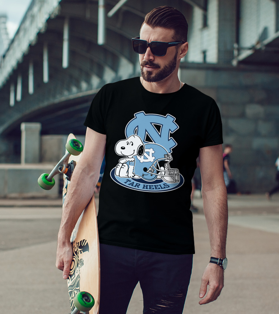 North Carolina Tar Heels Snoopy Football Helmet T-Shirt