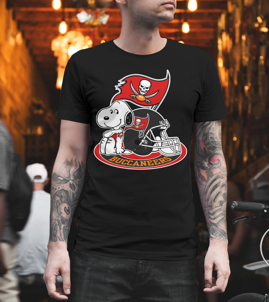 Tampa Bay Buccaneers Snoopy Helmet And Flag T-Shirt