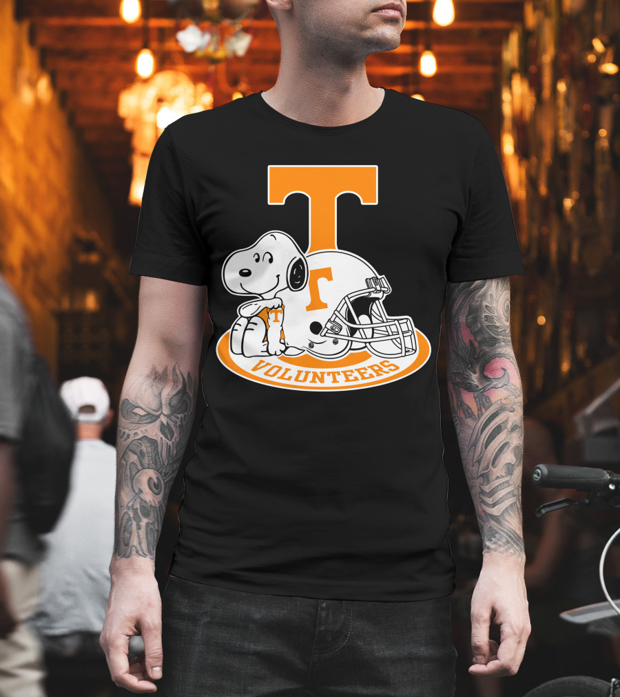 Snoopy Tennessee Volunteers Football Helmet T-Shirt