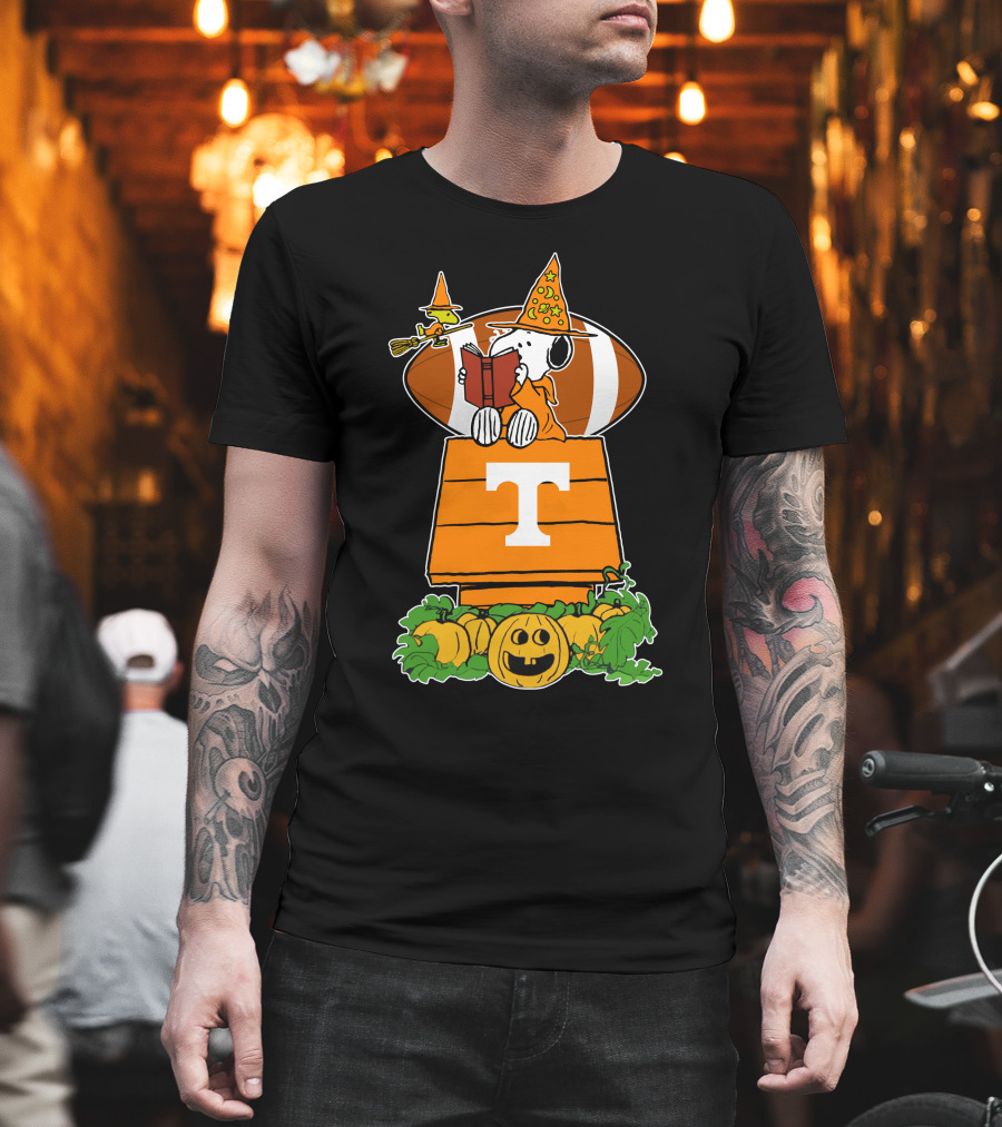 Tennessee Volunteers Snoopy Halloween Football Peanuts Pumpkin Woodstock T-Shirt