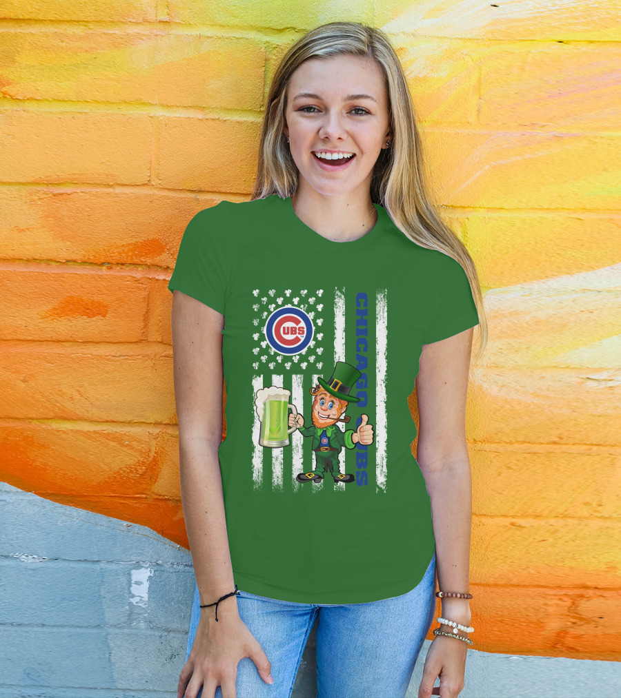 Chicago Cubs St Patrick's Day Leprechaun With Shamrocks And Flag T-Shirt