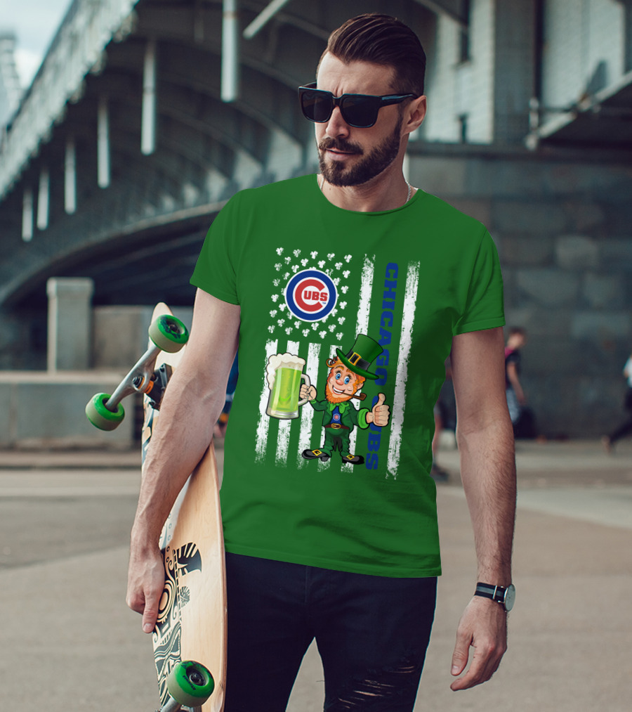 Chicago Cubs St Patrick's Day Leprechaun With Shamrocks And Flag T-Shirt