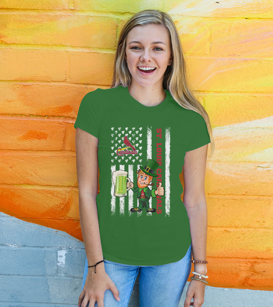 St. Louis Cardinals St Patrick's Day Leprechaun Beer Cheers With Shamrock Flag T-Shirt