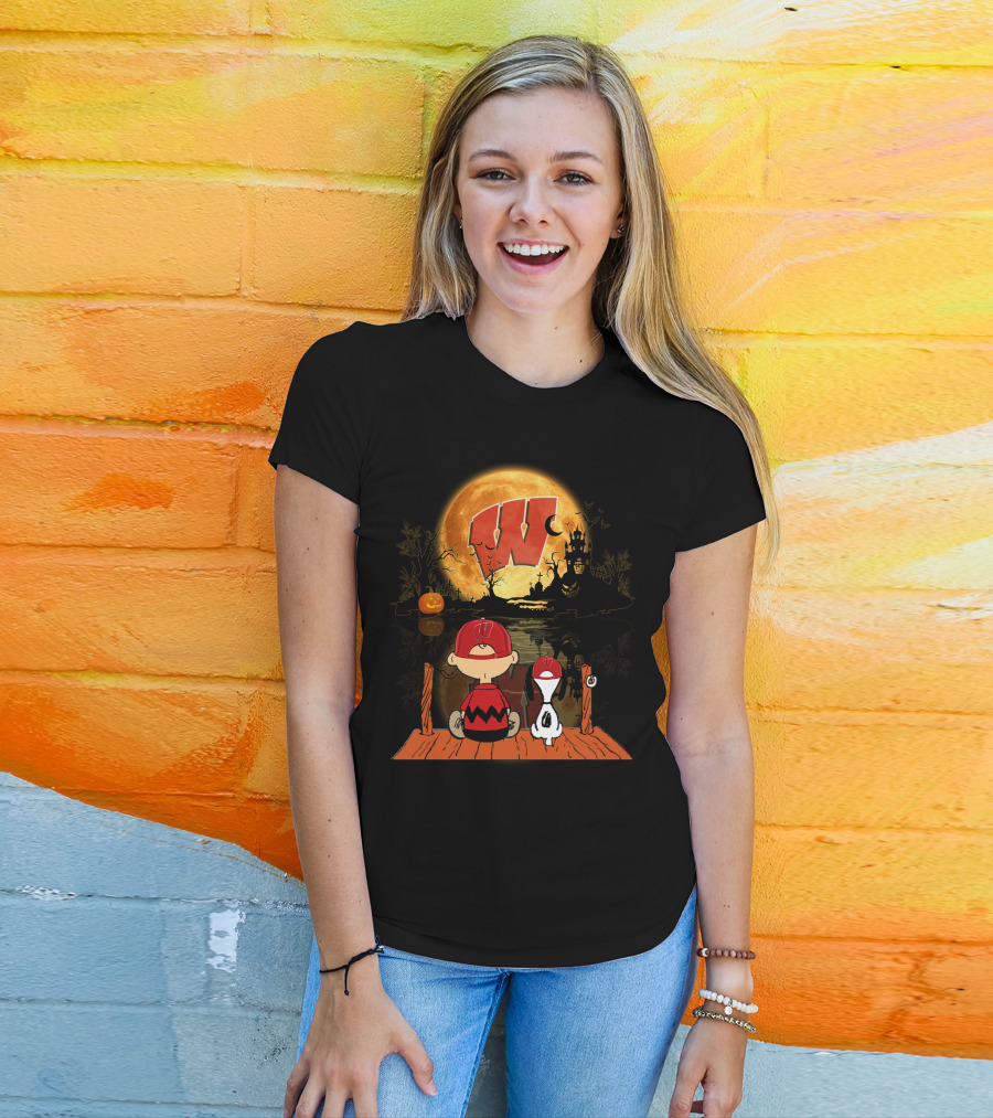 Wisconsin Badgers Halloween Charlie Brown And Snoopy Pumpkin Moon Scene T-Shirt