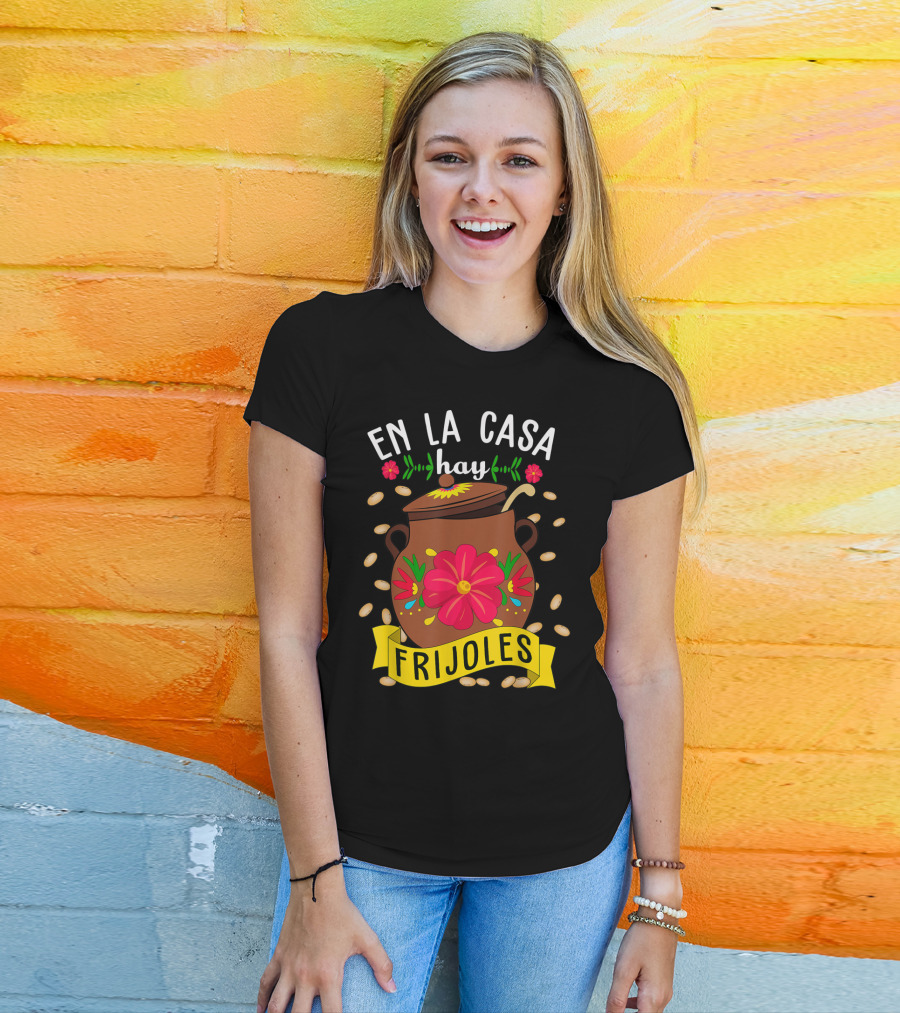 En La Casa Hay Frijoles Funny Mexican Mom Food Pot With Flowers And Beans T-Shirt