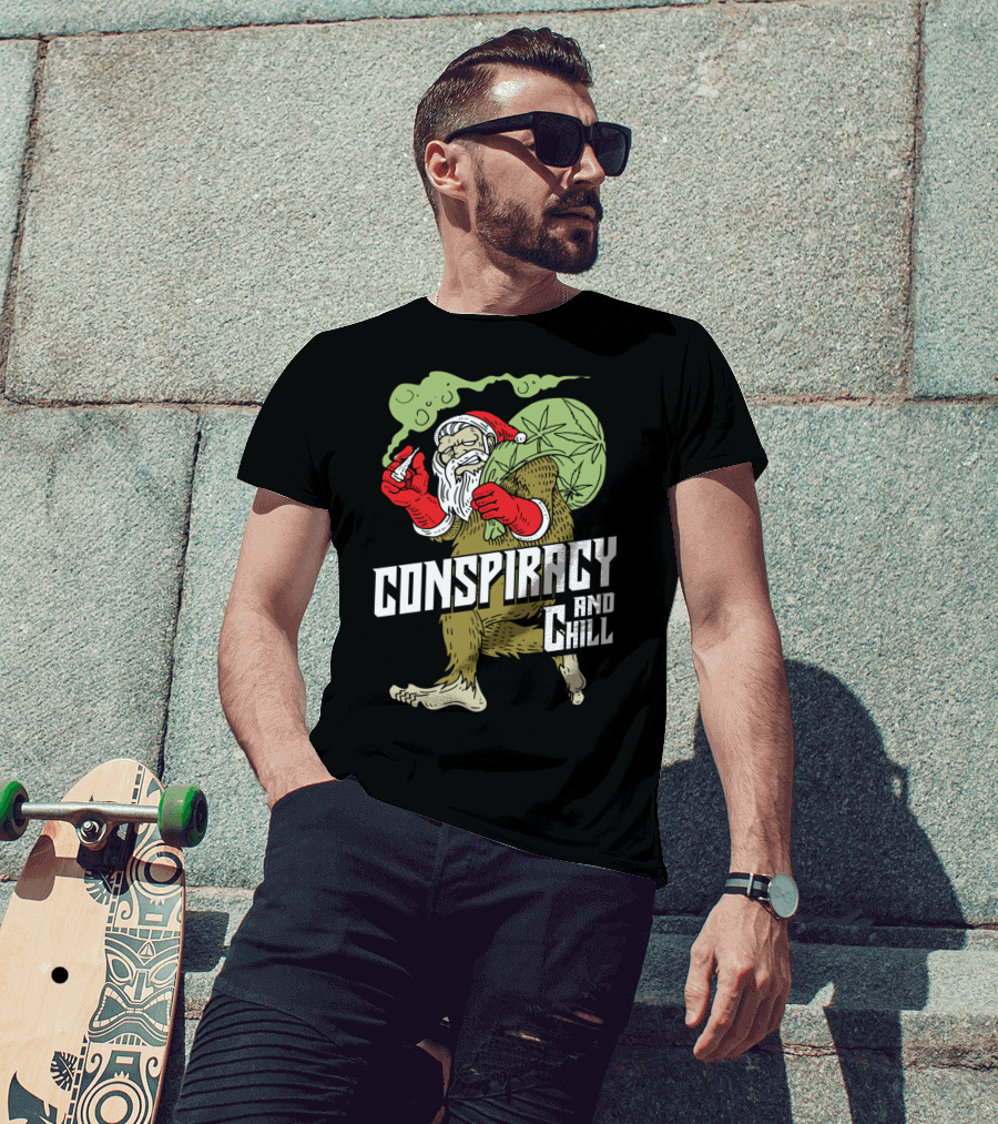 Conspiracy And Chill Bigfoot Weihnachtsmann Raucht Gras Fun Santa Bigfoot Smoking Christmas Weed T-Shirt