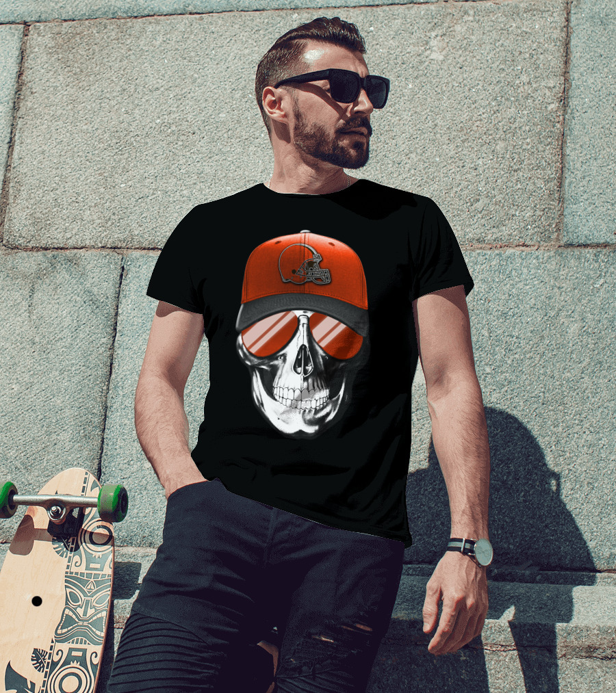 Skull With Cleveland Browns Helmet And Reflective Glasses T-Shirt