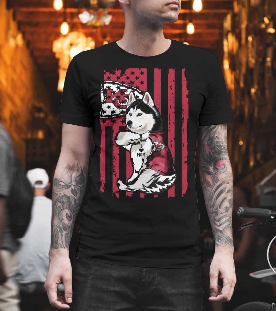 Siberian Husky Wearing Kansas City Chiefs Jersey With Flag Background Mom T-Shirt