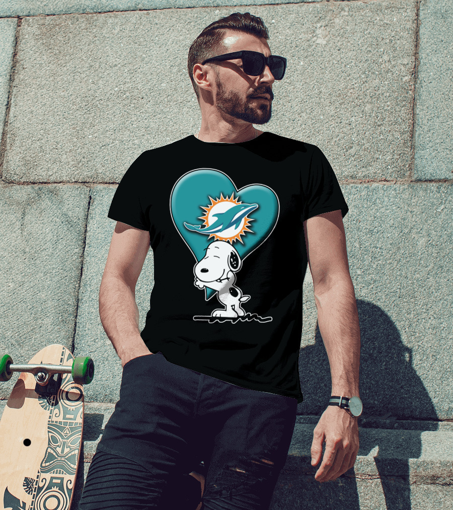 Snp V1 Snoopy Miami Dolphins Heart Hug T-Shirt