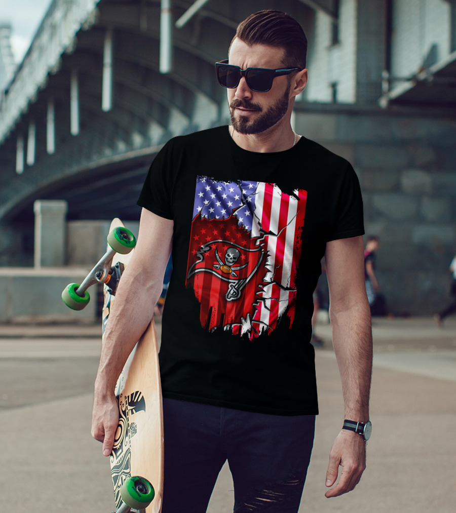 Flag V2 Tampa Bay Buccaneers American Flag Skull And Crossbones Football T-Shirt